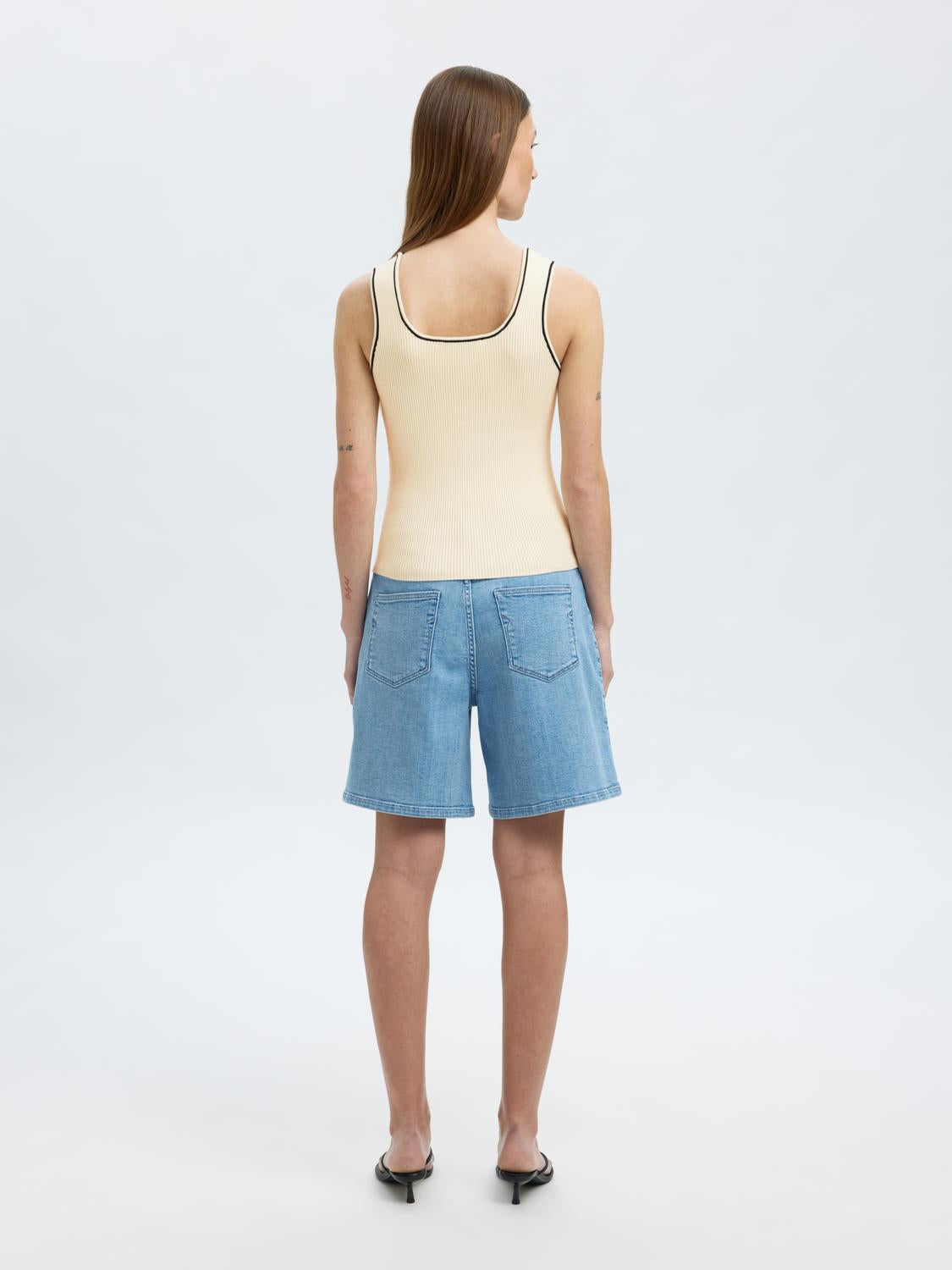 model_shot-back